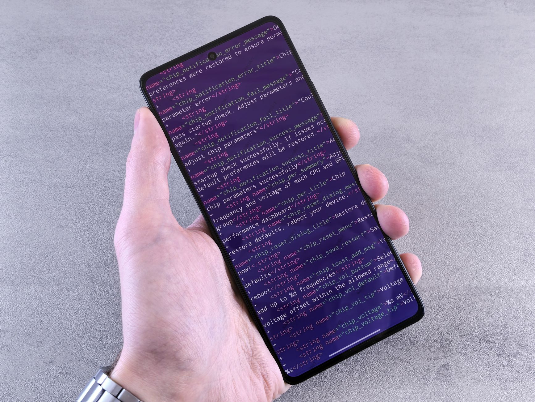 Linhas de código e monitor exibindo segurança digital e proteção de dados